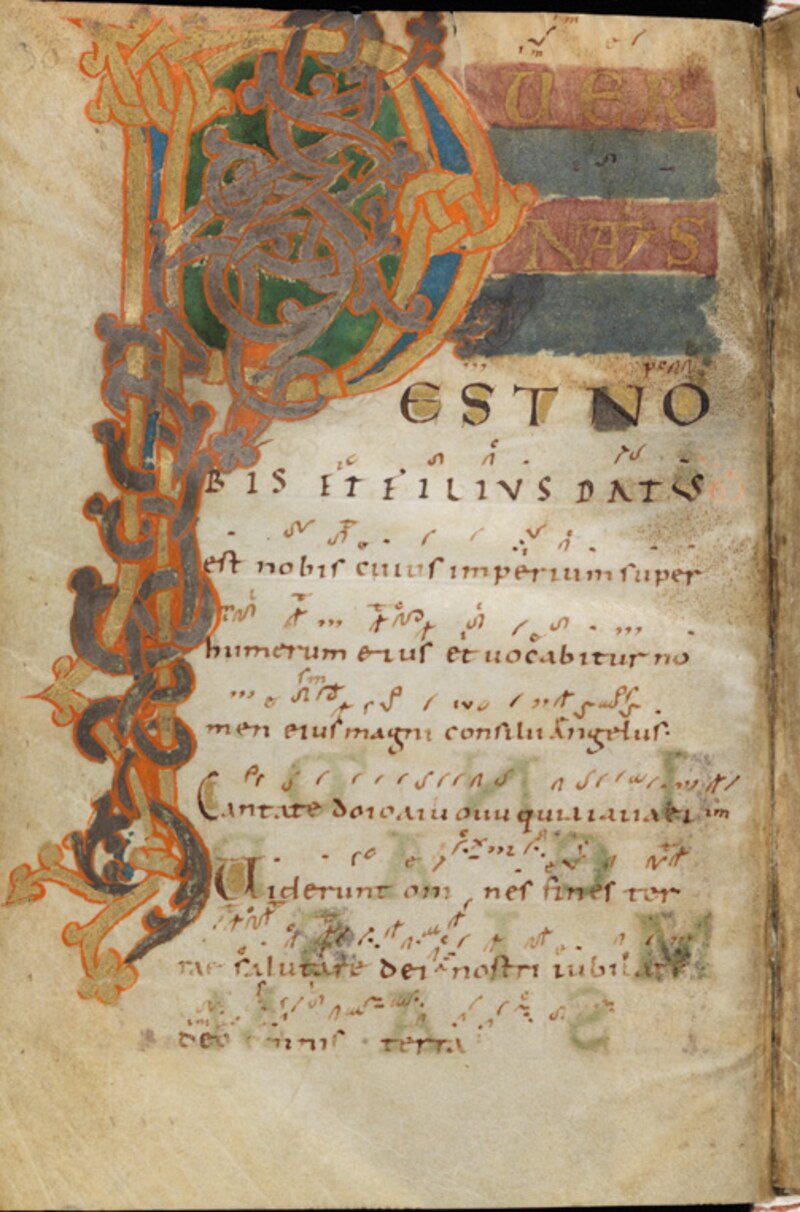 Inicial P historiada em ouro e vermelho abrindo o introito Puer natus est nobis, no Codex Einsiedeln 121.